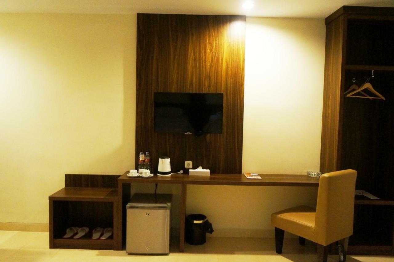 Ameera Hotel Pekanbaru Exterior photo